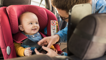 Przewóz dzieci w samochodzie – do kiedy obowiązuje fotelik?